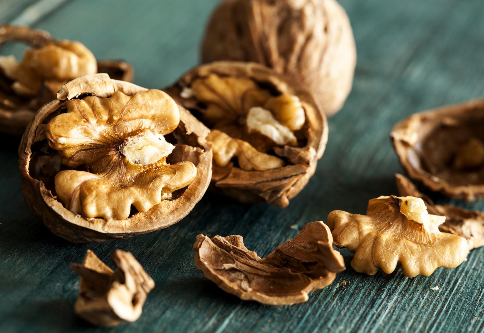 Orasi – Sadrže dvostruko više antioksidansa od drugih orašastih plodova. Istraživanja su pokazala kako orasi imaju svojstva kojima mogu usporiti rast tumora i upola smanjuju mogućnost razvoja raka.