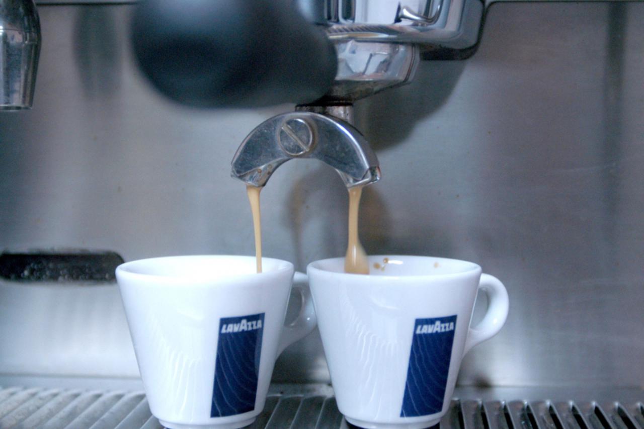 'ona...zgb...30.10.2003. lavazza-pripravljanje raznih vrsta kava snimio:boris scitar'