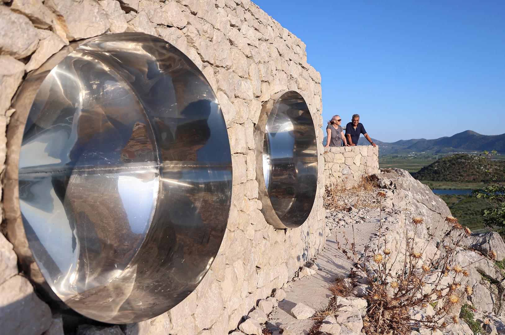 Ta ideja, rođena prije više od desetljeća, prerasla je u projekt koji je Rogotin upisao na svjetsku kartu jedinstvenih turističkih odredišta. Umjesto orguljaša, ovdje simfoniju stvaraju bura, jugo i maestral, svaki na svojim, posebno pozicioniranim orguljama.
