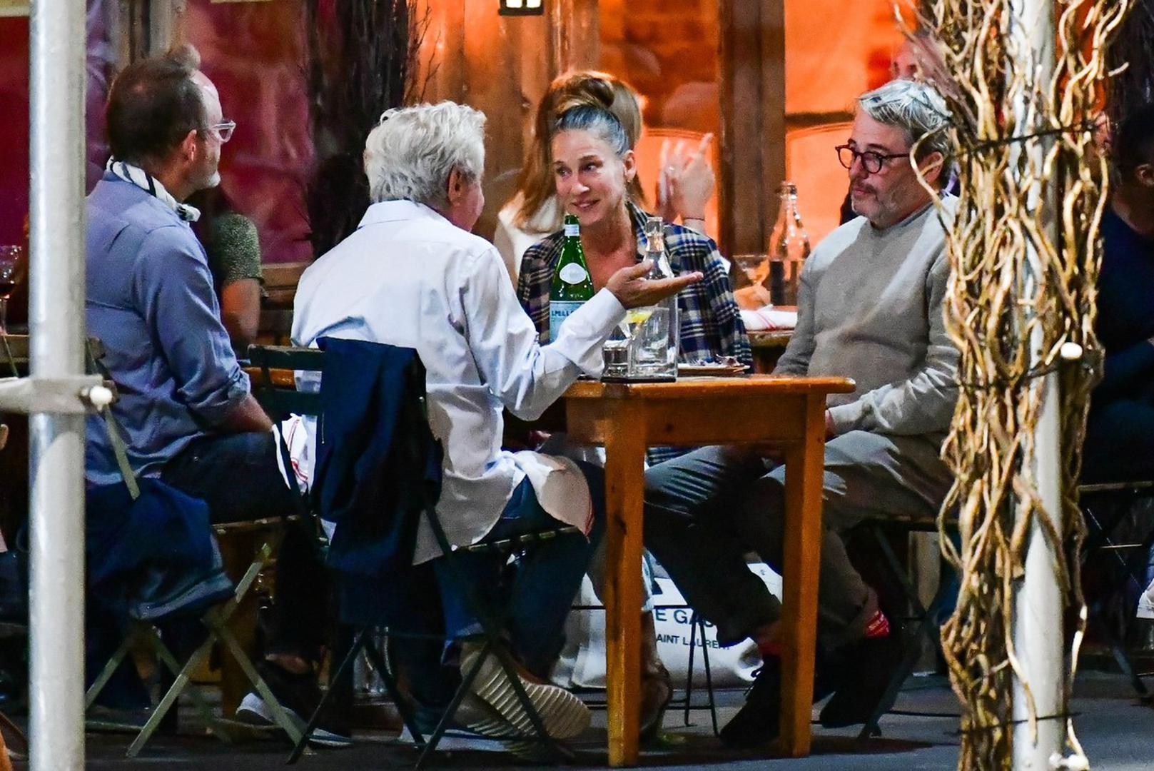 Matthew je prije 12 godina uhvaćen u izmjenjivanju nježnosti s nepoznatom crnkom. Otkriveno jekako je varao  dulje vrijeme dok je ona putovala snimajući filmove, prijavio se na rehabilitaciju i odvikavanje od seksa. 