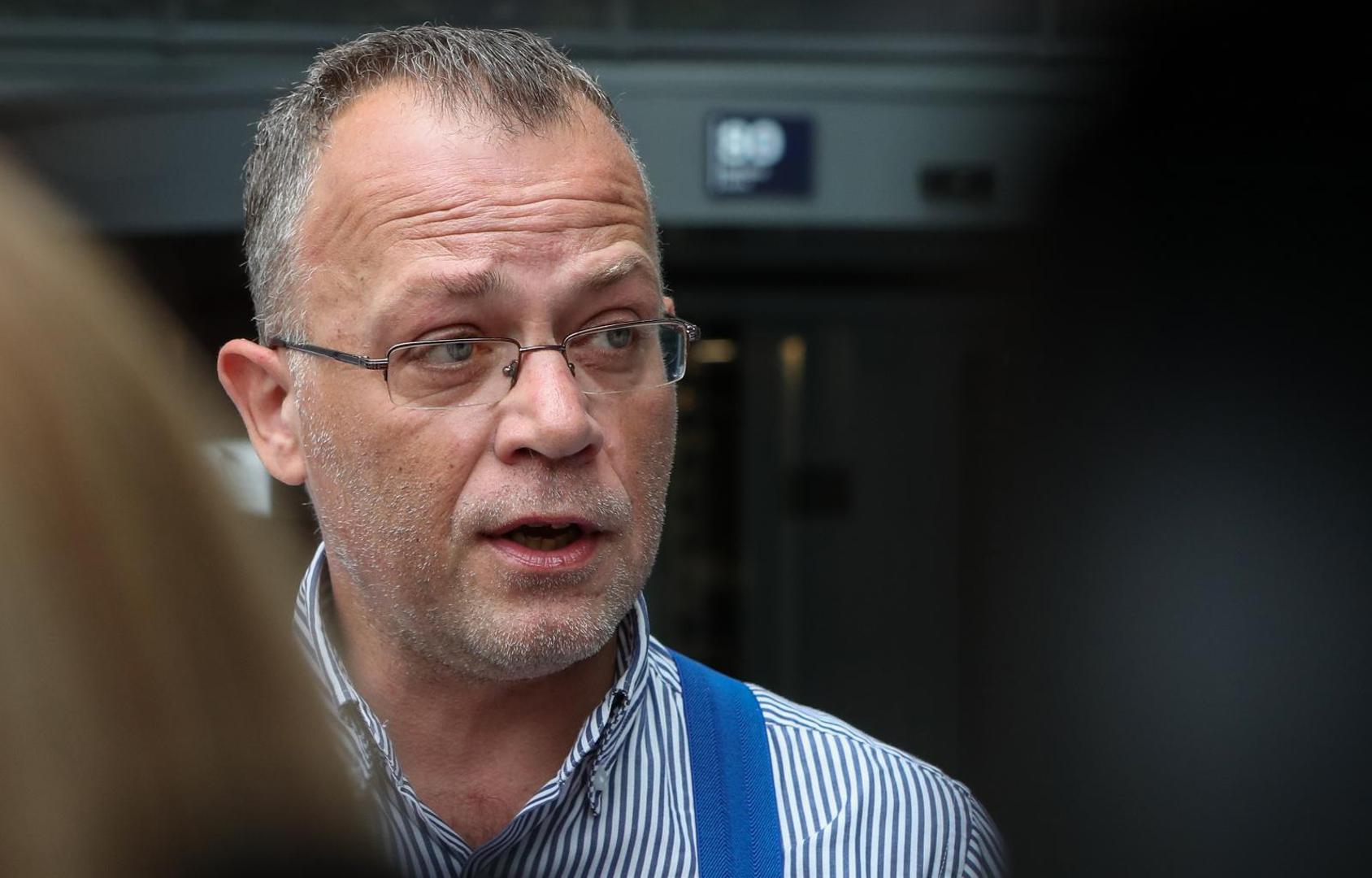 Samotnjak koji voli opipavati bilo naroda u kafićima