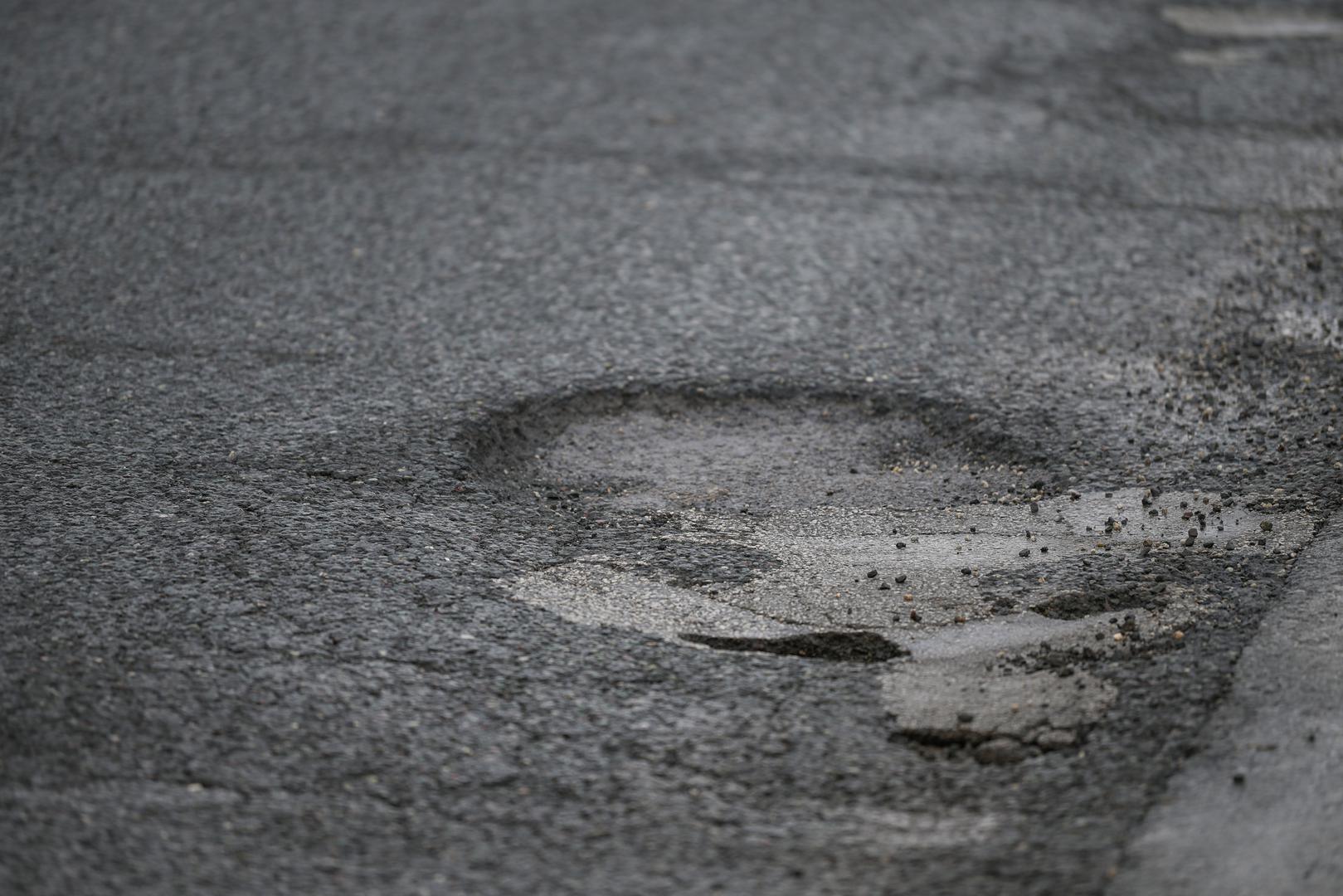 Tijekom izvođenja radova, promet u smjeru centra grada odvijat će se jednim trakom (istočni trak), dok će se promet prema Novom Zagrebu odvijati nesmetano, javlili su iz Grada dodajući kako mole sugrađane da obrate pozornost na privremenu prometnu signalizaciju i za razumijevanje zbog mogućih poteškoća u prometu.
