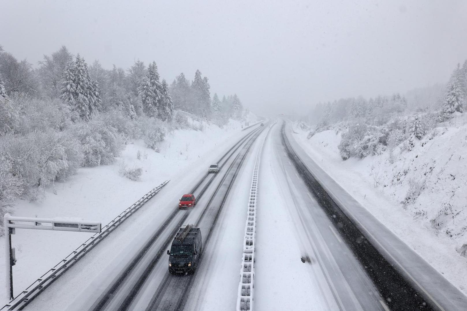 "U priobalju puše jak vjetar i zabrane su za pojedine skupine vozila. Zbog snijega i zimskih uvjeta vožnje u Gorskom kotaru i Lici ograničenja su za kamione s prikolicama i tegljače s poluprikolicama", naveo je HAK te dodao kako je u tijeku čišćenje i posipavanje kolnika, a na pojedinim cestama vozi se usporeno zbog vozila zimske službe koja se kreću sporije.