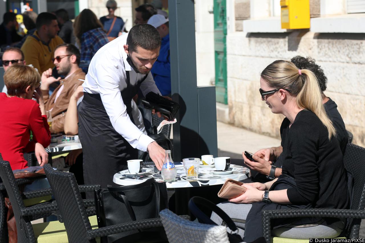 Šibenik: Terase kafića u popodnevnim satima prepune gostiju