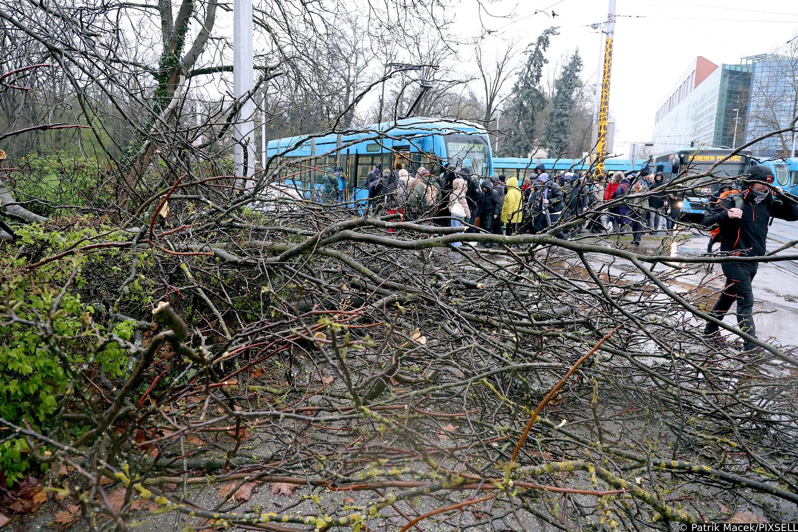 Državni hidrometeorološki zavod upravo je izdao upozorenje na olujni vjetar s orkanskim udarima. S obzirom na takav vjetar i njegove posljedice, očekuju se poteškoće u prometu i drugdje u gradu. Broj vatrogasnih intervencija porastao je preko noći s oko 100 na više od 300 pa vatrogasci u ovom trenutku ne stižu ukloniti sva srušena stabla, dignute krovove i skele zbog kontinuiranog jakog vjetra.

