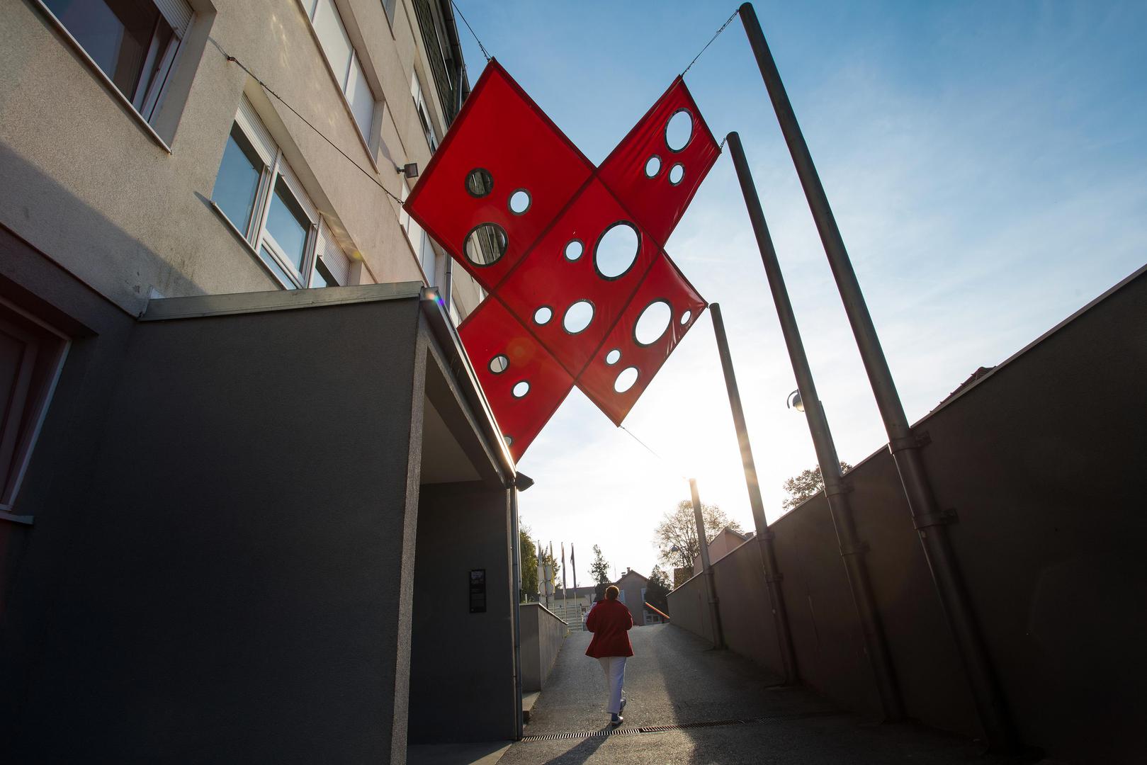 26.10.2021., Vukovar - Mjesto sjecanja – Vukovarska bolnica 1991.Za vrijeme opsade Vukovara gradska bolnica postala je vojna bolnica.Tijekom opsade Vukovarska bolnica je bila pod stalnim neprijateljskim vatrom, unatoc velikom crvenom krizu koji je postavljen u krovnoj bolnici, signalizirao je neprijateljskom zrakoplovstvu da je rijec na mjestu zasticenom Zenevskim konvencijama. Unatoc tome, tijekom tromjesecne opsade grada na krugu bolnice svakodnevno su padali projekti. Medicinsko osoblje i pacijenti premjesteni su u podrumu bolnice gdje su lijecnici radili u neadekvatnim uvjetima i bez potrebne medicinske opreme. Dana 20. studenoga 1991. godine pripadnici JNA zaustavili su medjunarodne promatrace u sredistu grada te su za to vrijeme iz bolnice izveli vise od 260 ljudi koji su ubijeni na Ovcari ili nekoj drugoj lokaciji, a za mnoge se jos i danas traga.Na potresan nacin ovdje je prikazana atmosfera koja je vladala u vukovarskoj bolnici te jeseni 1991. godine – trenutak zaustavljen u vremenu. U podrumskim prostorijama Vukovarske bolnice, vjerno je rekonstruiran zivot nekoliko stotina ranjenika i bolnickog osoblja tijekom okupacije grada.  Ovaj postav nastao je u sjecanje na te herojske dane.