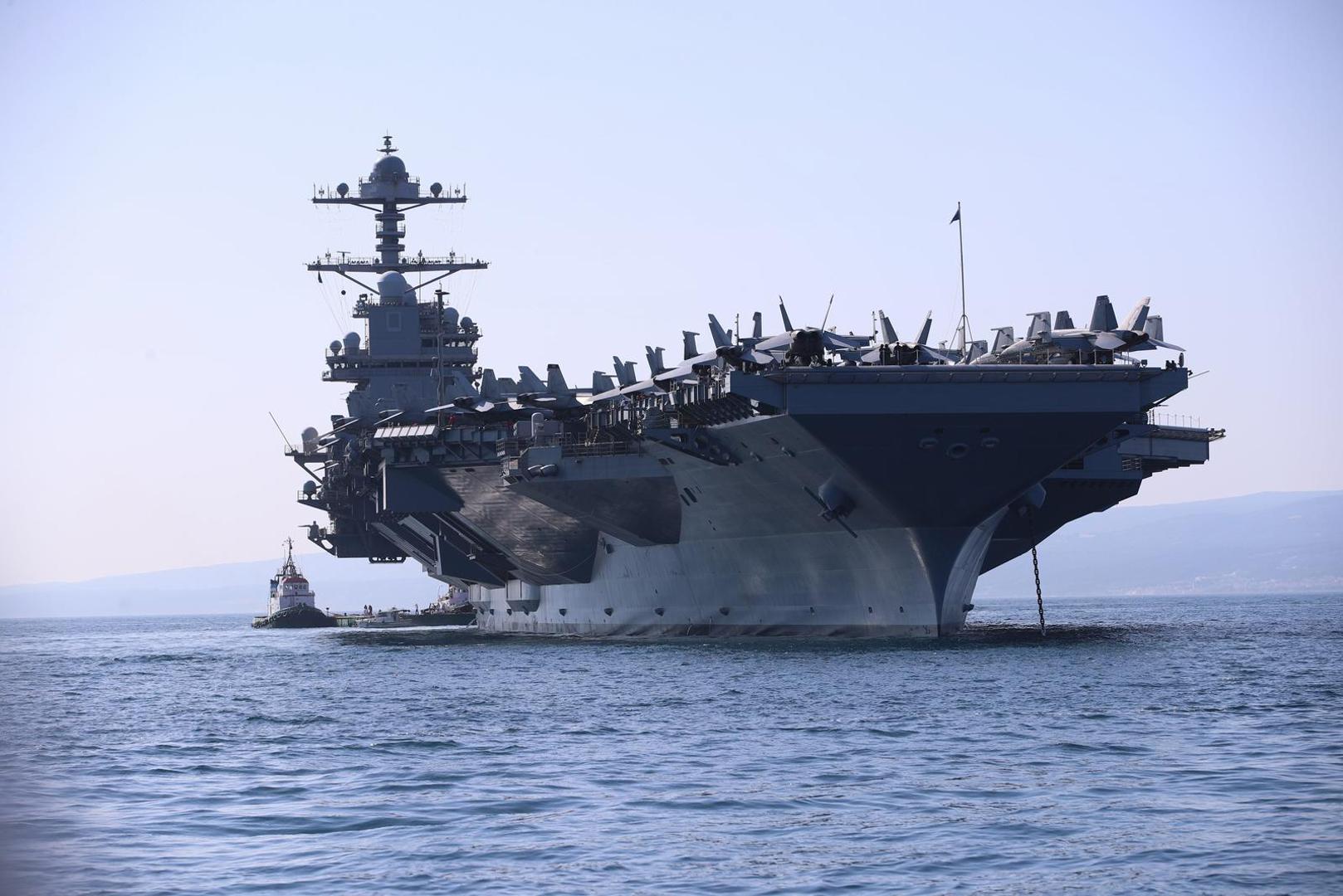 26.06.2023.,Split - Ponos americke mornarice, najmoderniji nosac zrakoplova na nuklearni pogon "USS Gerald R. Ford" uplovio je jutros u Split.Golemi brod, koji privlaci poglede Splicana i turista, najveci je ratni brod u povijesti. Dugacak je više od 330, a visok 76 metara, poput solidnog nebodera, s 25 paluba. Gradnja je stajala 12,8 milijardi dolara, a jos je 4,7 milijardi utroseno za istrazivanje i razvoj. Moze nositi 75 zrakoplova. Posadu, ukljucujuci zrakoplovno osoblje, cini 4500 ljudi. Photo: Zvonimir Barisin/PIXSELL