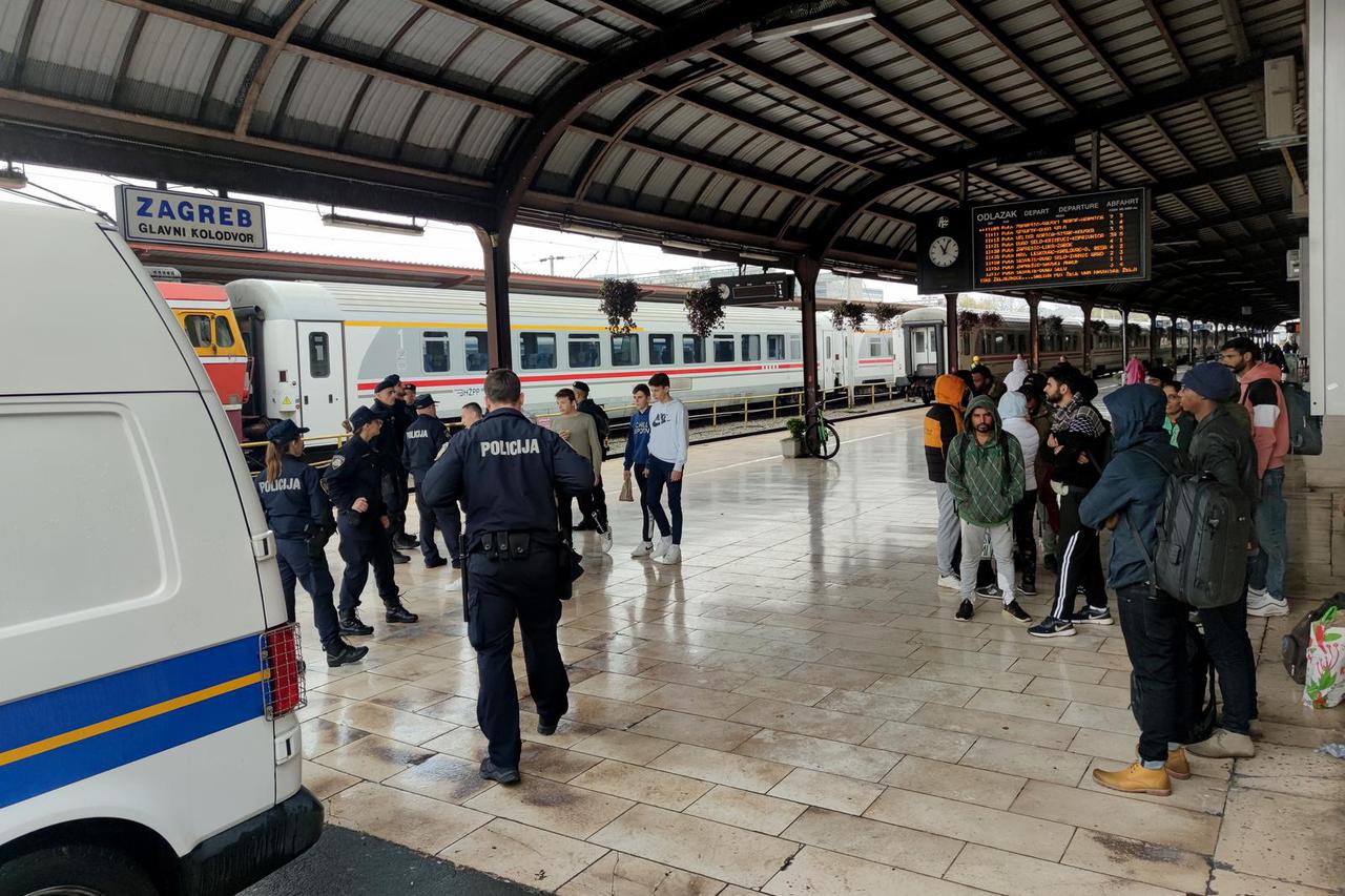 Zagreb: Policija odvozi migrante koji su boravili na Glavnom kolodvoru
