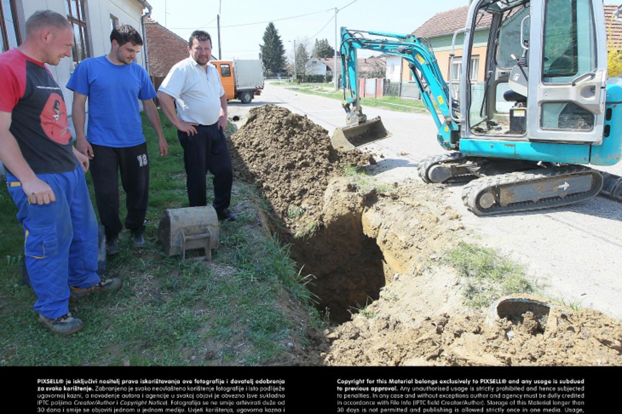 '18.04.2013., Koprivnica - Gradska uprava je najavila tuzbu protiv tvrtke Osijek Koteks zato jer je ta tvrtka lose izgradila kanalizacijsku mrezu u Kolodvorskoj i Starogradskoj ulici u prigradskom nas