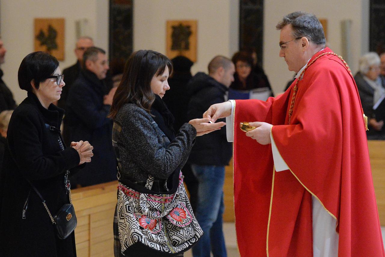 Zagreb: Kardinal Josip Bozanić predvodio misu zornicu u naselju Vrbani