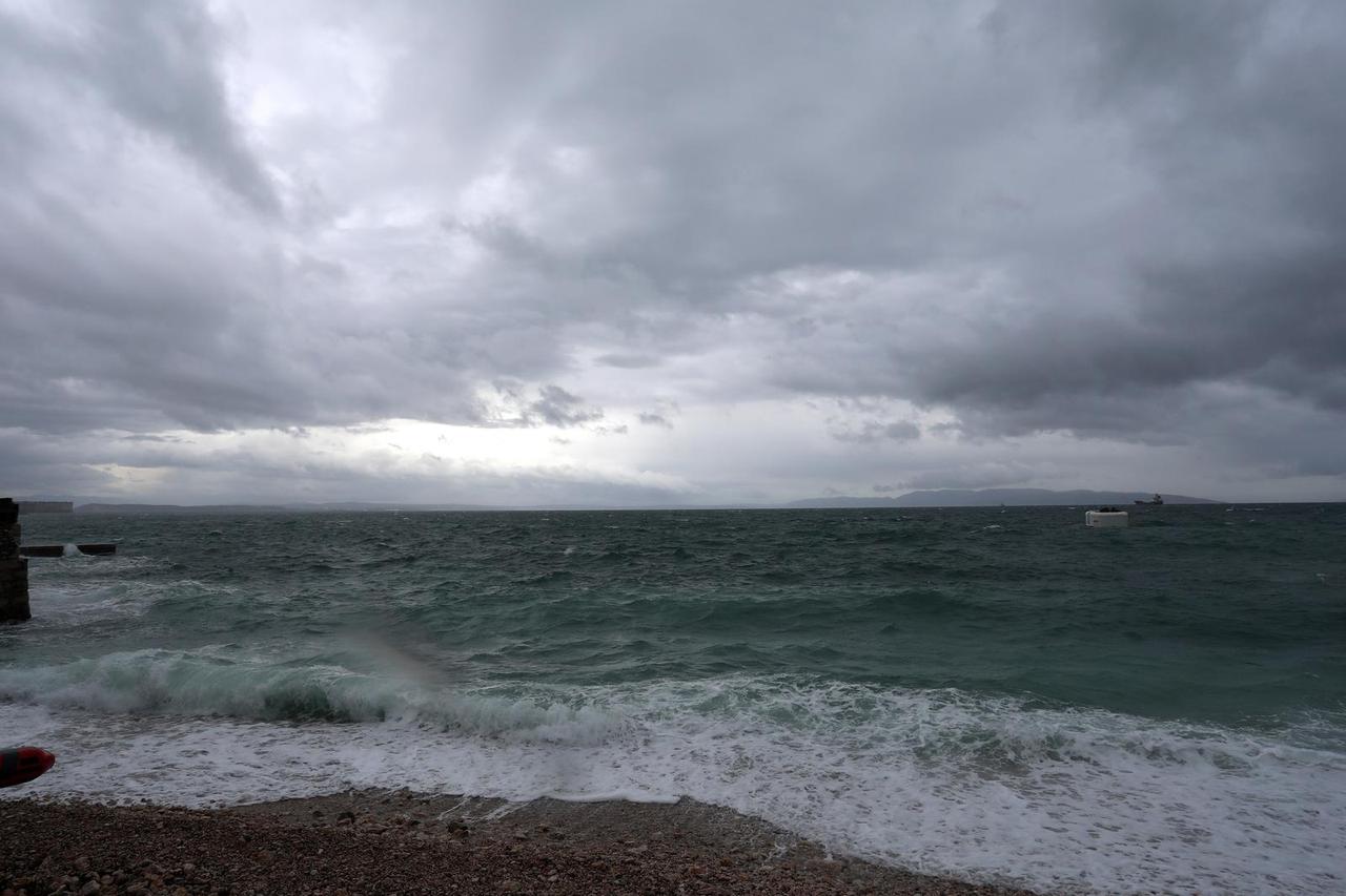 Rijeka: Jako jugo i kiša na moru pred Rijekom