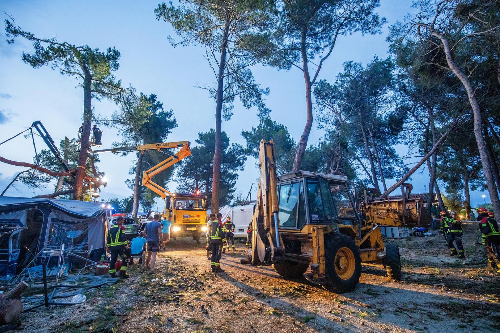Snažan vjetar tamo je uništio brojne kamp kućice