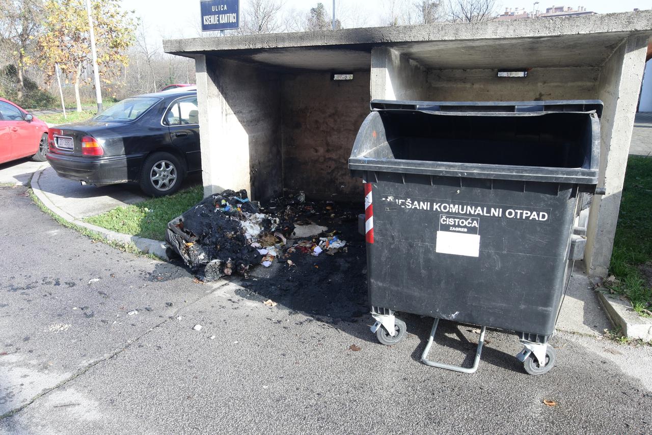 11.12.2014., Zagreb - Nepoznati pocintelj nocas je u Novom Zagrebu u manje od tri sata podmetnuo osam pozara, palivsi kontejnere za otpad. U dva pozara izgorjela su i tri osobna automobila, a u jednom 8 m2 fasade na stambenoj zgradi. Prvi pozar podmetnut 