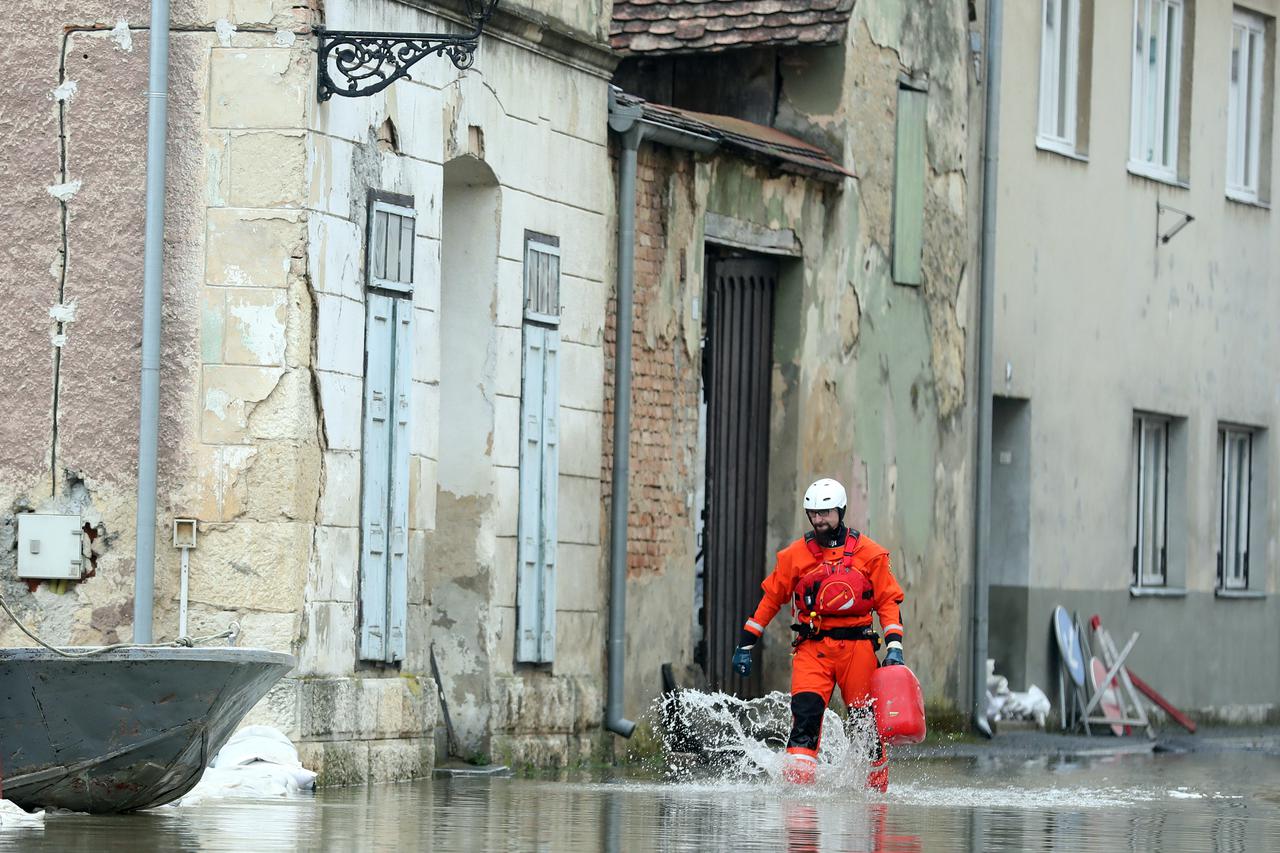 Vodostaji karlovačkih rijeka opadaju