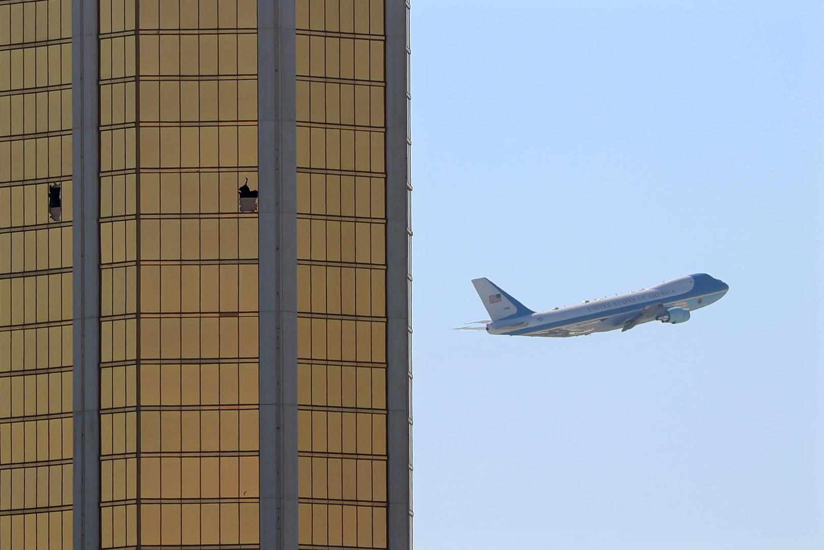 Zrakoplov američkog predsjednika Air Force One prolazi pored zgrade hotela Mandalay Bay u Las Vegasu, na kojoj se vide razbijeni prozori nakon masovne pucnjave napadača Stephena Paddocka.