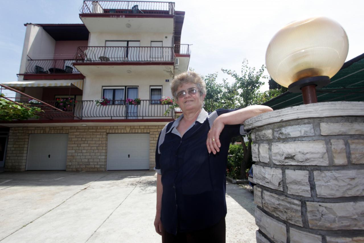 '28.05.2010., Zadar - Taksist htio naplatiti turistima preskup prijevoz. Ogorcena vlasnica apartmana Zorka Saestan u kojem su turisti odsjeli. Photo: Zeljko Mrsic/PIXSELL'