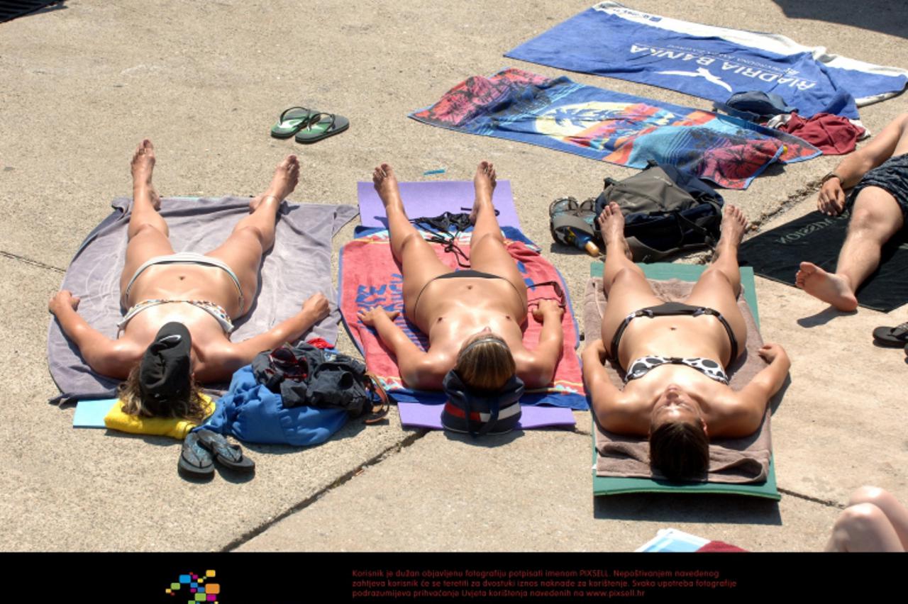 '31.07.2009.,Icici - Djevojke uzivaju u moru i suncu na plazi Photo: Goran Kovacic/Vecernji list'