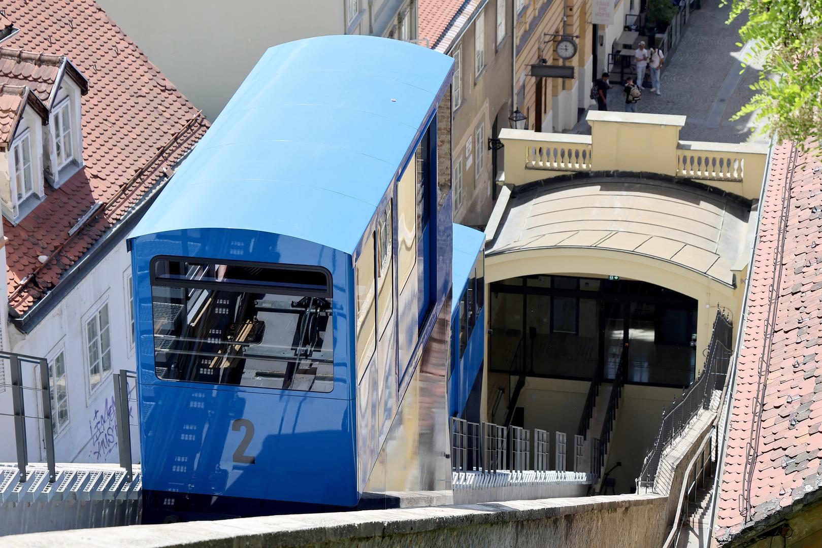 Iako je obnova zagrebačke uspinjače završena krajem ožujka, ona još nije u funkciji pa se brojni prolaznici na Gornjem gradu i dalje ne mogu njome voziti. 