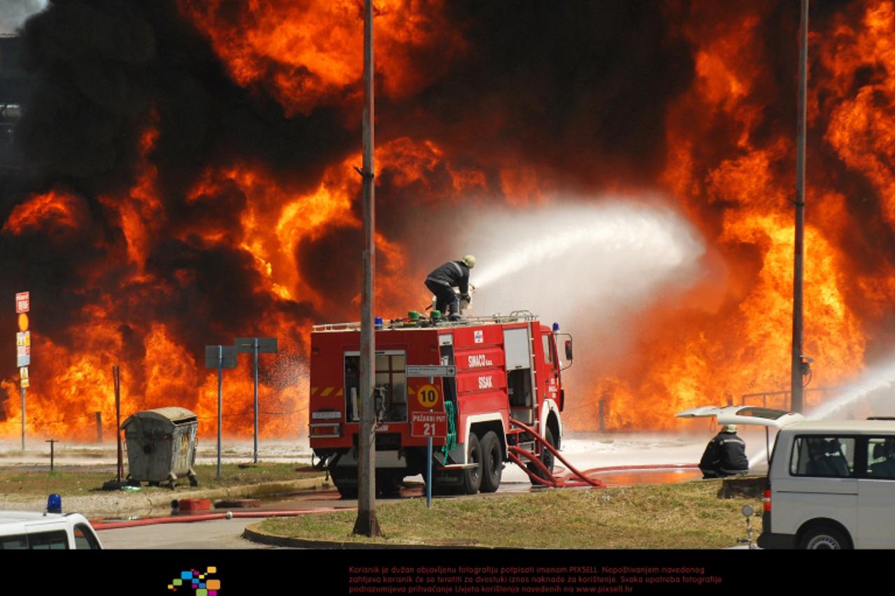 \'20.06.2011., Sisak - Oko 10.30 sati u sisackoj rafineriji izbio je pozar. Stup dima nadvio se nad pogonima Inine rafinerije, a vidljiv je iz cijelog Siska i okolice.Zapalila se nafta u cijevnim kana
