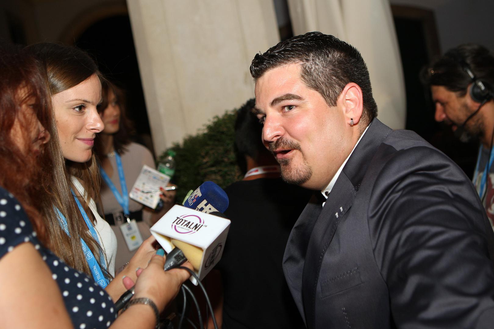 Unatoč početnom nedostatku potpore okoline, promjena stava prema životu i odvikavanje od alkohola otvorili su mu oči prema mnogim stvarima. 