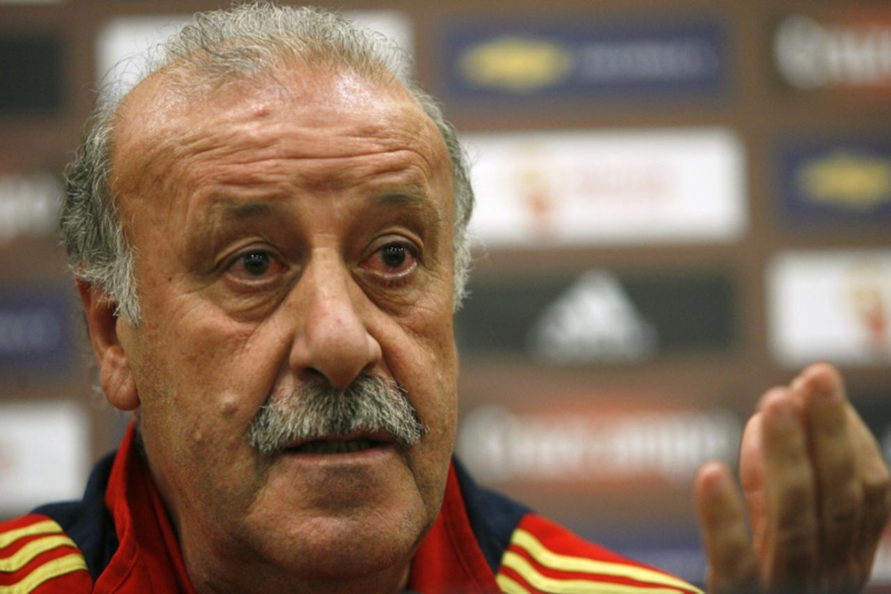 'Spain\'s coach Vicente del Bosque talks to reporters during a news conference in Zenica October 13, 2009. Spain will play a World Cup 2010 qualifying soccer match against Bosnia on Wednesday.  REUTER