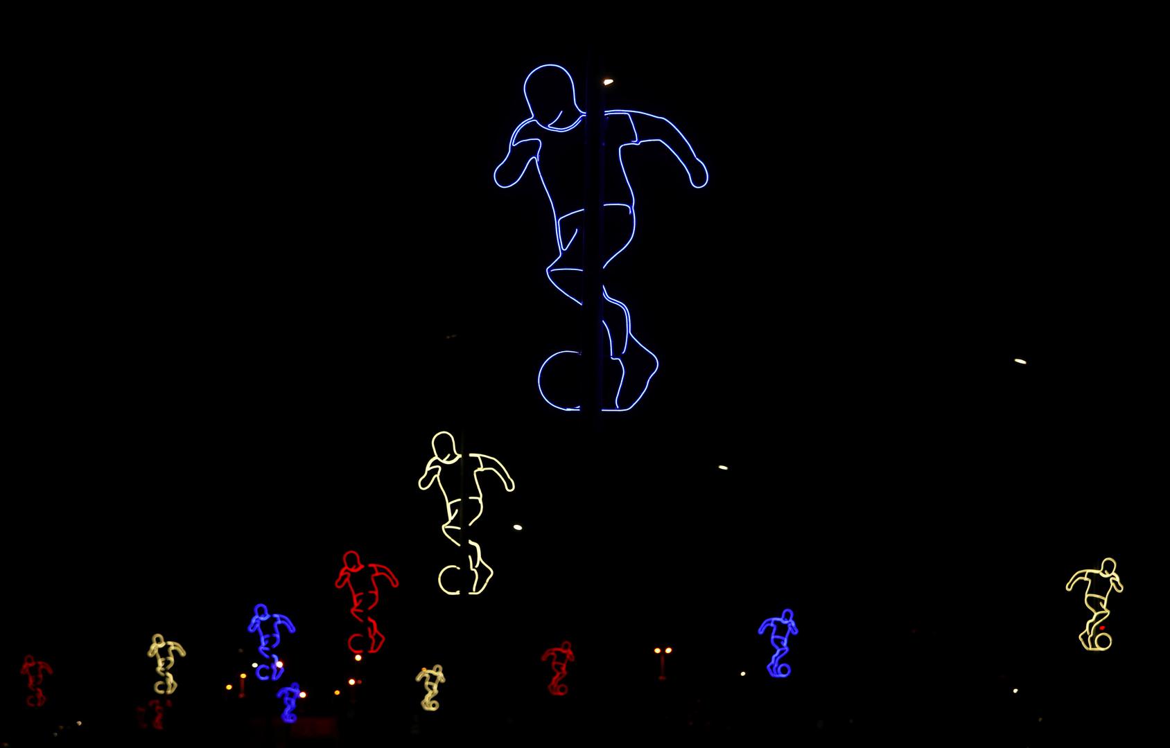 U Rusiji se stvari ne dodaju preko praga. Zašto je tako, nije posve jasno, ali ruski mistik i astrolog Vladislav Oblonski objašnjava kako je u davna vremena u toj zemlji uobičajeno bilo prah predaka čuvati pod pragom, pa je to mjesto trebalo što manje uznemiravati. Zato se prag uvijek preskakivalo, na njemu se nikad nije sjedilo ili nešto preko njega dodavalo.

