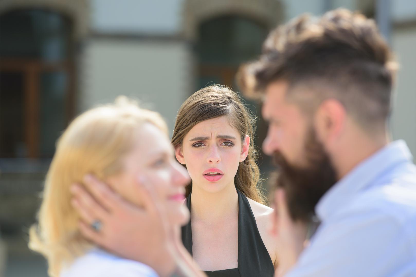 Lav: Lav žudi za divljenjem i pažnjom. Ako osjeća da mu partner ne pruža dovoljno ni jednog ni drugog, ljubomora se može uvući. Iako su općenito samouvjereni, imaju snažnu želju osjećati se posebno. Ako se pažnja njihovog partnera pomakne negdje drugdje, Lav može poduzeti mjere da bi ponovno preuzeo pozornost.