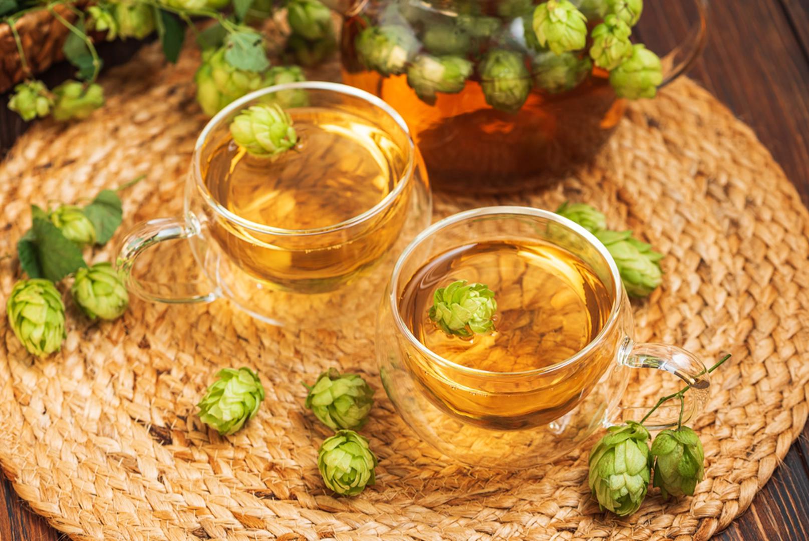 Zeleni čaj s mentom: Zeleni čaj je lagan, a opet dovoljno 'živahan' da zamijeni drugu kavu u danu. Menta mu daje svježinu i dodatni osjećaj lakoće, posebno nakon obilnijeg ručka. Pijte ga između obroka jer nekima može smetati ako se uzima na potpuno prazan želudac.