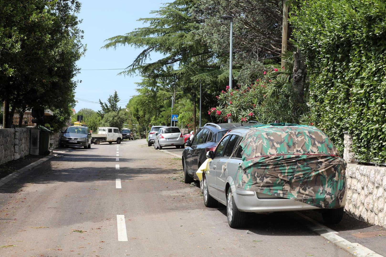 Vlasnici su pokušali zaštiti automobile, prekrivajući ih plahtama i poplunima