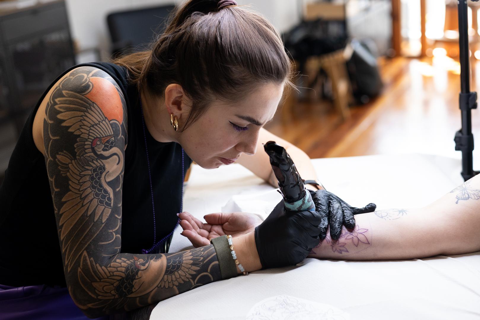 Razočaranje može proizaći i iz nerealnih očekivanja; slika koju ste pronašli na internetu možda neće izgledati identično na vašoj koži zbog razlika u teksturi i tehničkim ograničenjima. Zato je otvorena komunikacija s umjetnikom presudna. Na kraju, ne smije se zanemariti ni pravilna njega nakon tetoviranja. Zanemarivanje uputa može dovesti do infekcija, lošeg zacjeljivanja i uništenog izgleda tetovaže. 