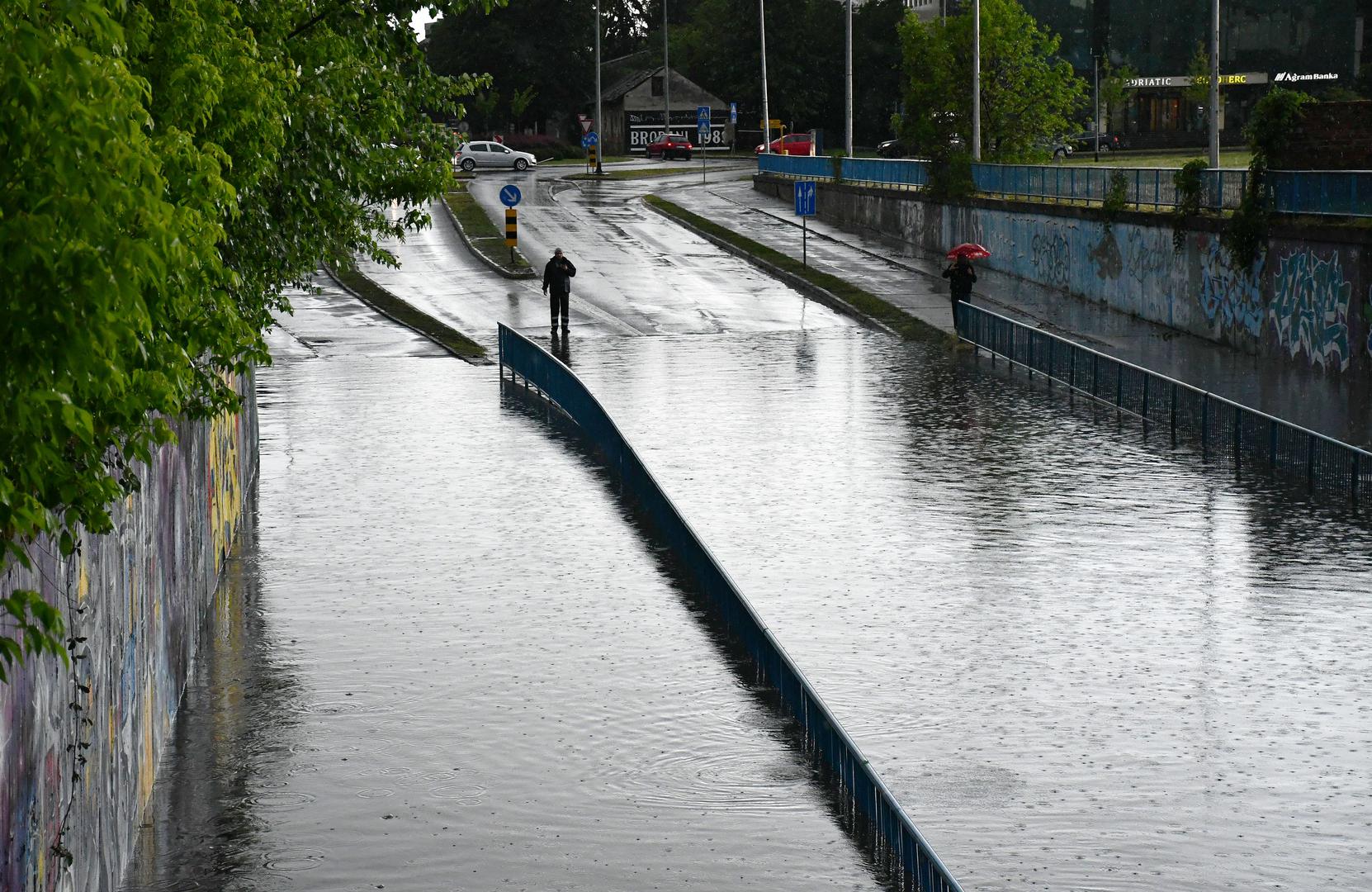 Poplavljen je podvožnjak u Ulici Eugena Kumičića. 