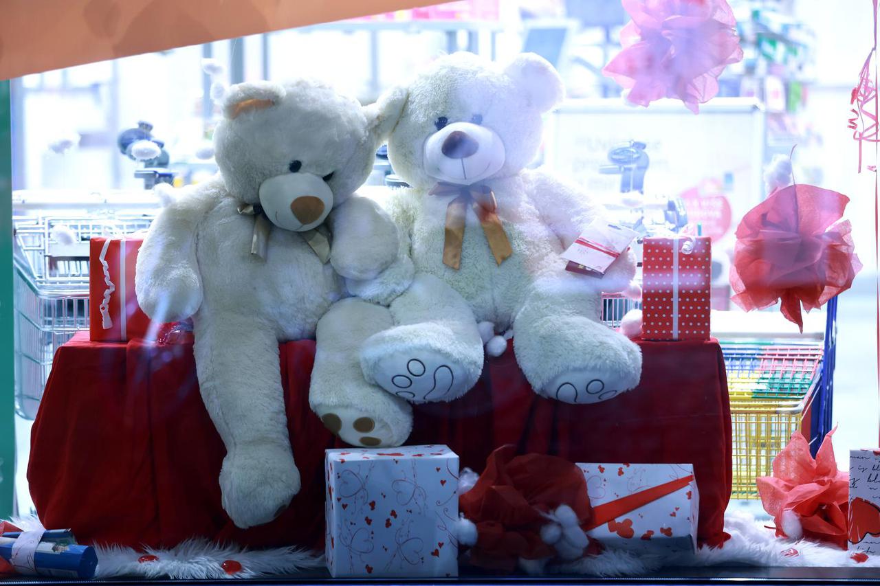 Zagreb: Dašak Valentinova u izlozima prodavaonica