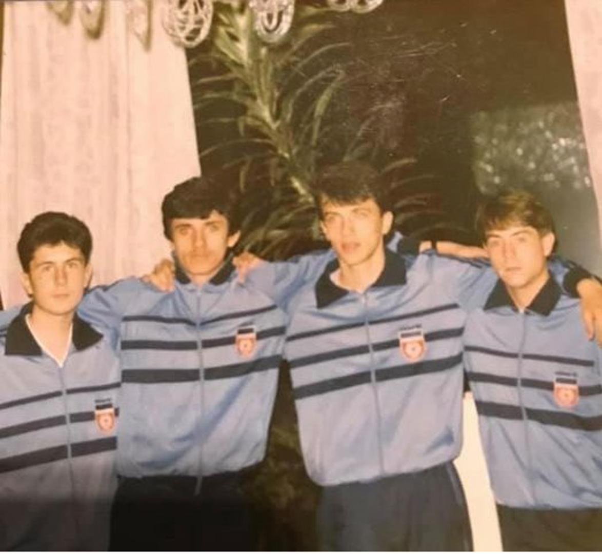 Na fotografiji s lijeve strane stoje Nenad Bjelica i Zoran Mamić sa suigračima iz reprezentacije Jugoslavije