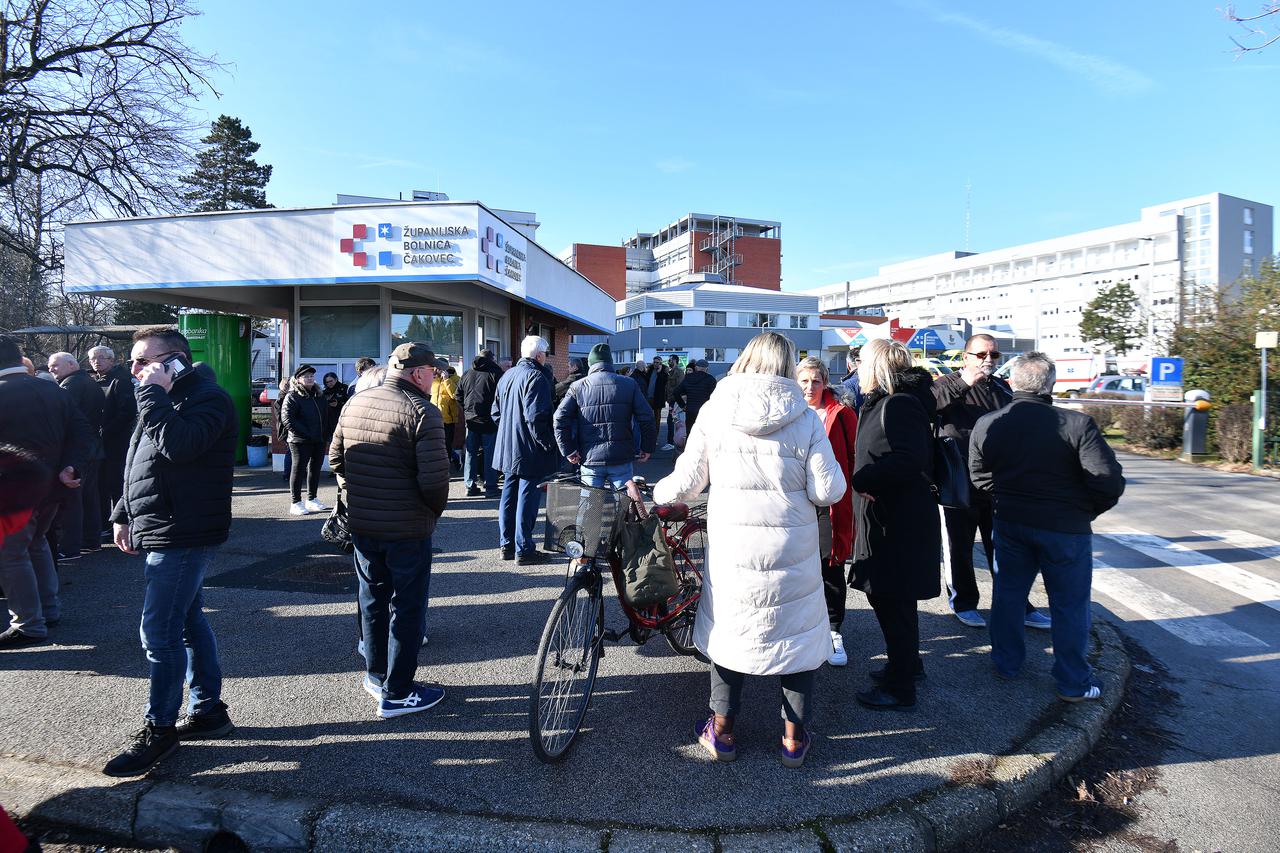 Čakovec: Građani dali podršku liječnicima, okupili se ispred bolnice