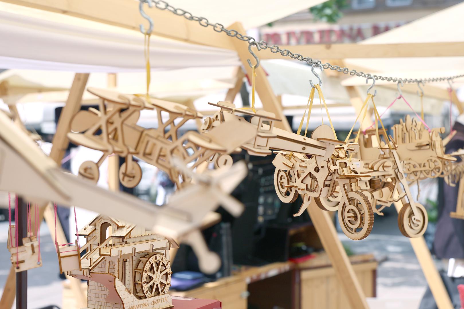 Popularne ženske kravate predstavlja pak AK design, a počastiti se možete i, primjerice, zdjelom, nakitom ili pak suvenirom od fosilnog drva, obrađeni tokarenjem i brušenjem koji stižu iz radionice Močvarni Hrast. LPG – M. art-gift predstavlja torbe i ruksake od tekstila i umjetne kože, originalne lampe od pjene, Cora–Line nakit od poludragog kamena i ekološke svijeće u retro posudama, a Amunini ručno rađene SASHKA sapune.

