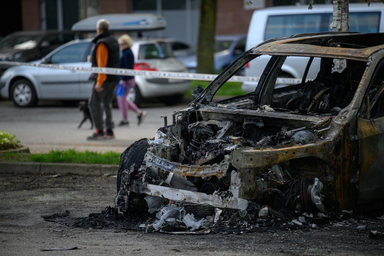 Zagreb: U naselju Ravnice noćas izgorjela dva automobila 