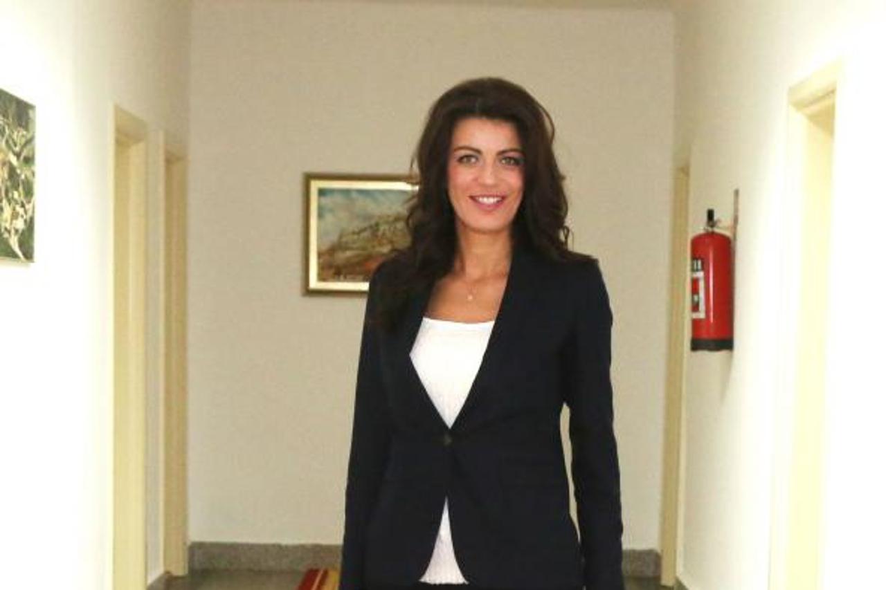 Knin: Josipa Rimac pokušala modno uskladiti tenisice i kaput