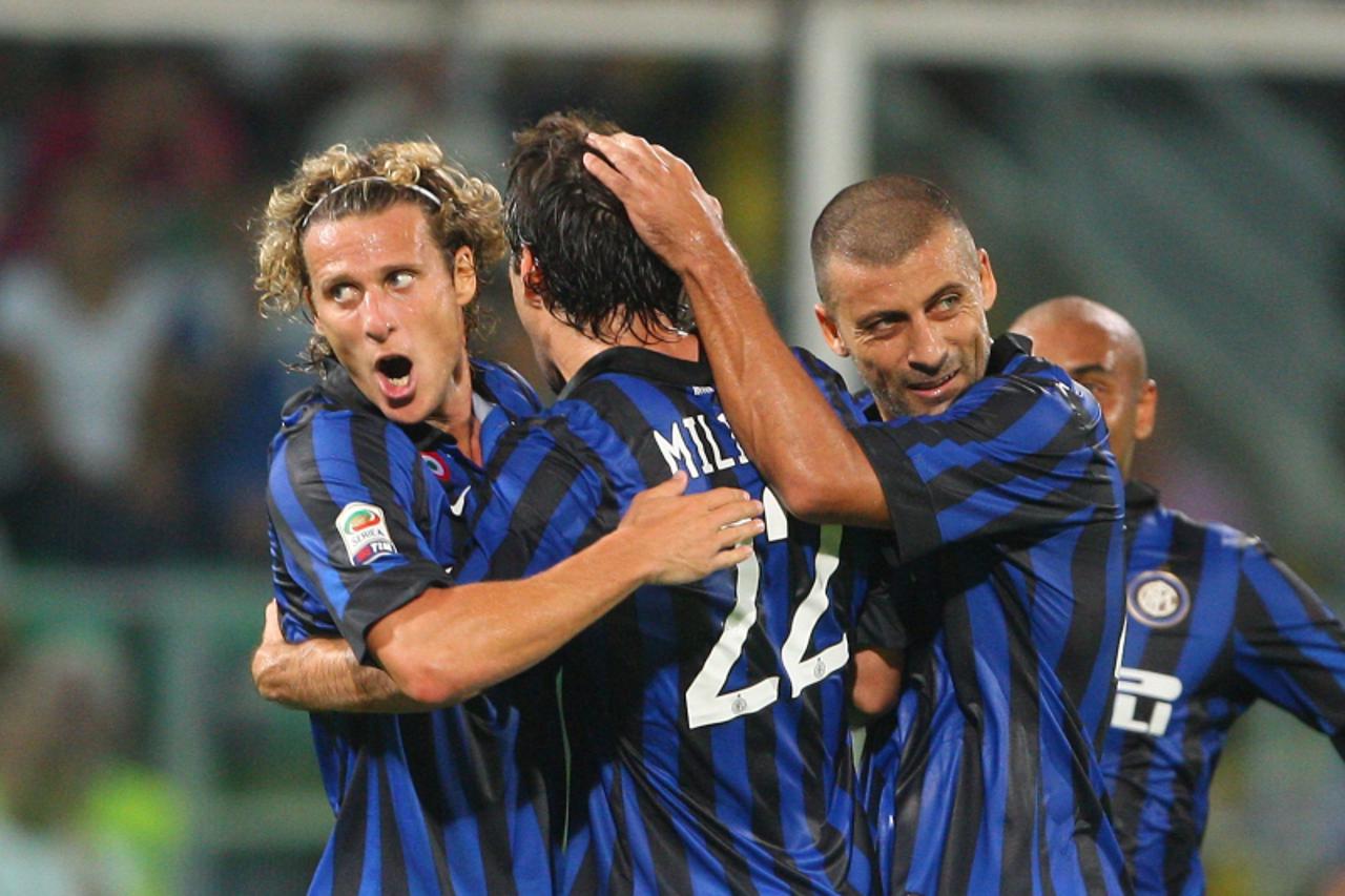 'Inter Milan\'s Diego Forlan (L) congratulates Inter Milan\'s Argentinian forward Diego Milito (2nd L) on scoring against Palermo during their Italian Serie A  football match at Barbera Stadium in Pal