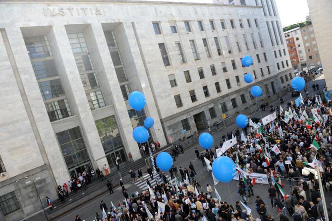 Ispred Milanskog suda