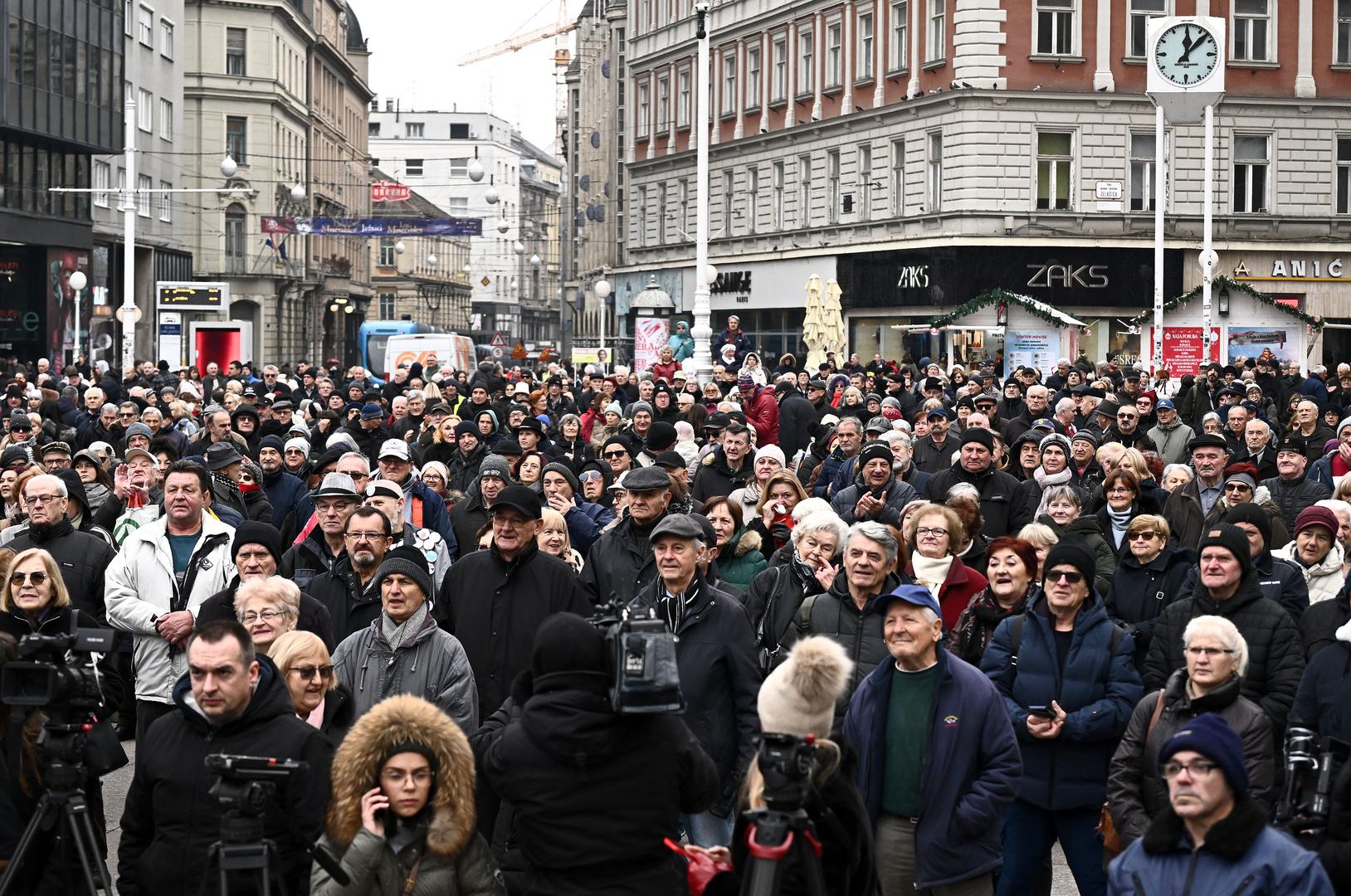 "Inzistiramo da svi podnesu ostavku jer Vlada koja ne vodi računa o svojim građanima, Vlada koja je spremna žrtvovati živote građana zbog pohlepe pojedinaca, ta Vlada ne može imati potporu umirovljenika", poručio je Špika.