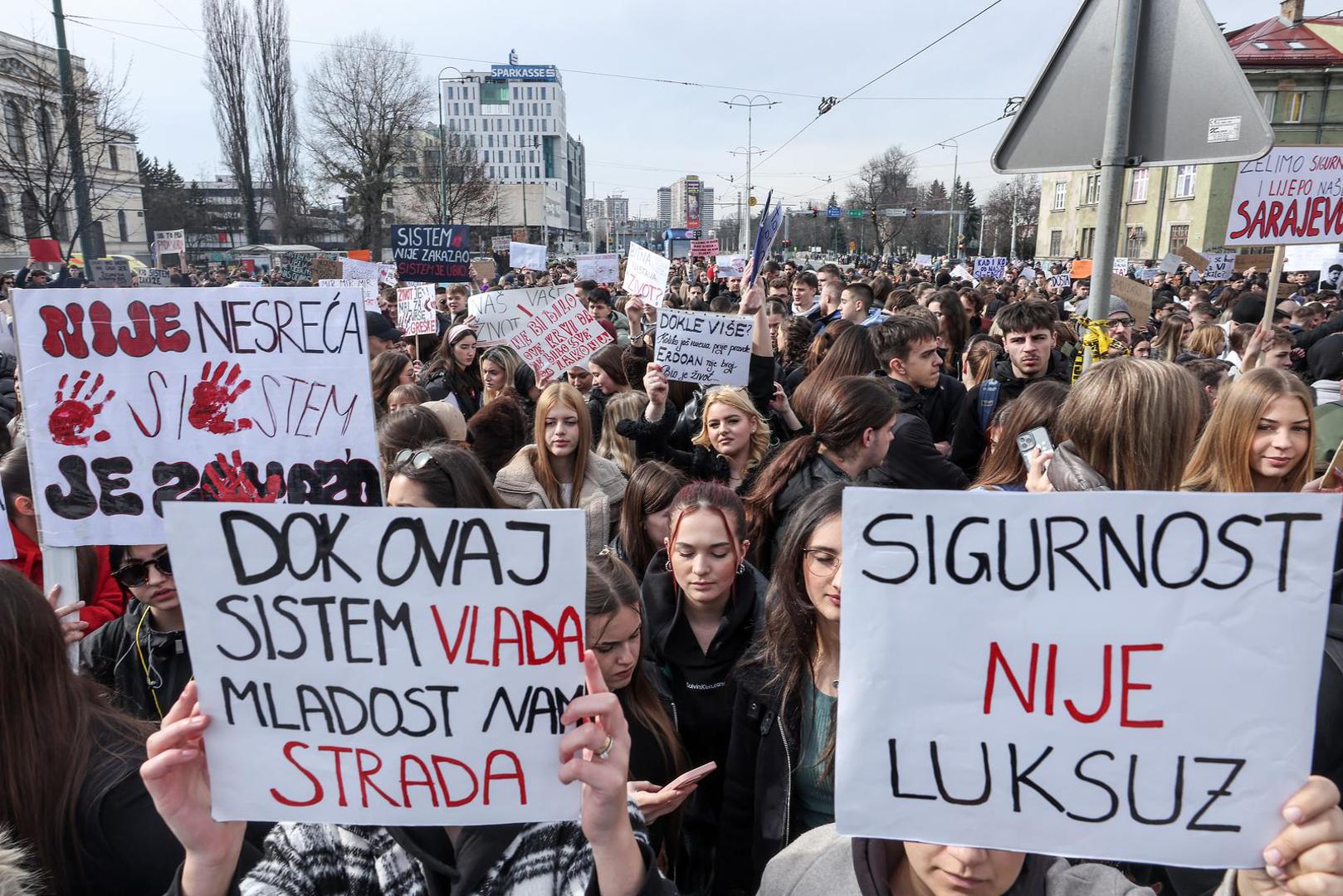Tužna poruka ispisana je na tramvajskoj stanici u Sarajevu gdje je preminuo Erdoan Morankić, 23-godišnji student i umjetnik. Podsjetimo, on je poginuo u četvrtak, 12. veljače, kada je tramvaj iskočio iz tračnica te se zabio u stajalište. Mladić je u nedjelju pokopan u rodnom Brčkom, a ispratile su ga stotine građana.