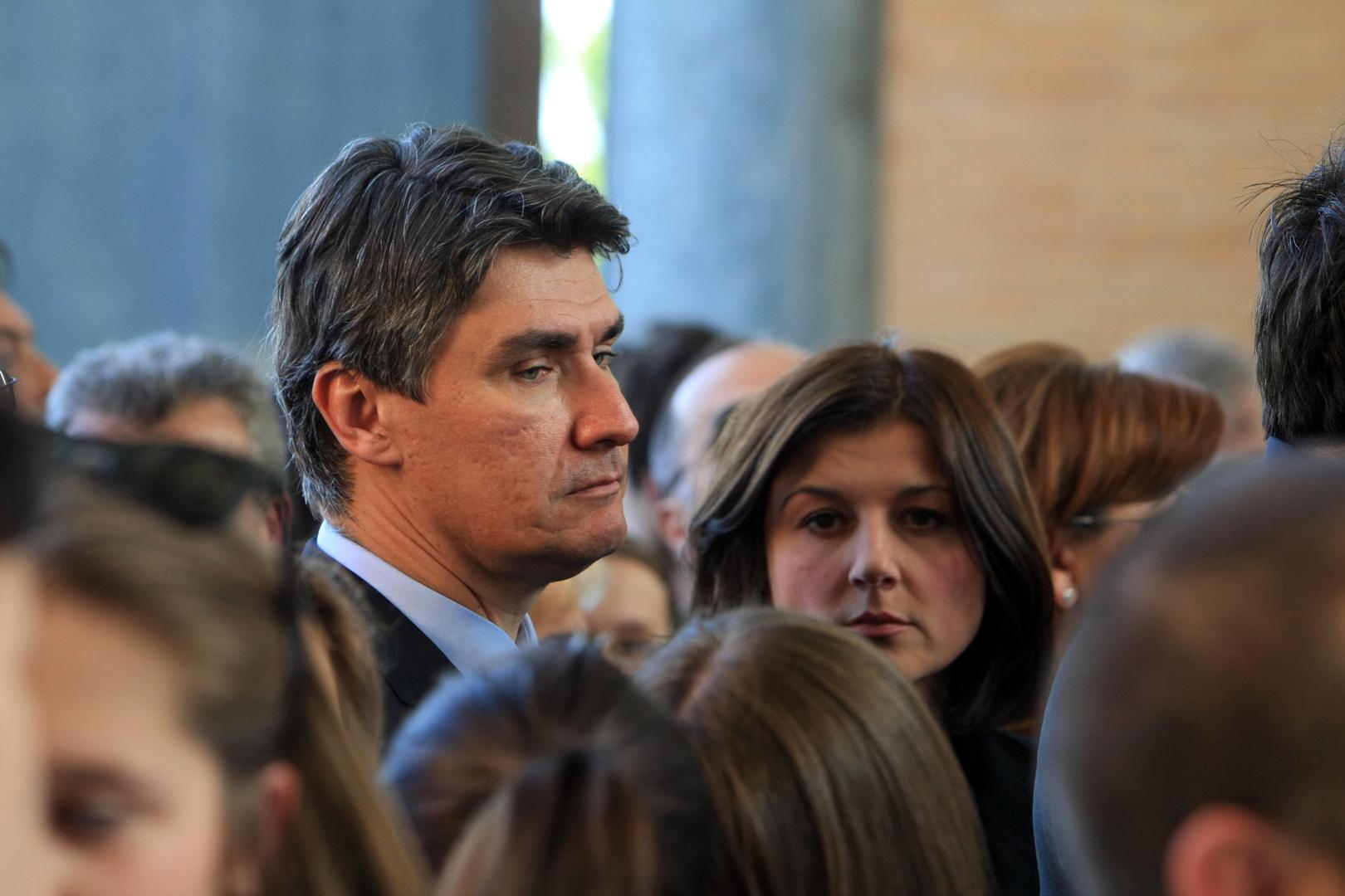 U jednoj emisiji, dok je gostovala kod Hloverke Novak Srzić, Severina je povukla paralelu između Milanovića i Billa Clintona, rekavši: "On je mladi političar, podsjeća me na Billa Clintona." (Zoran Milanović i supruga, doktorica i profesorica Sanja Musić Milanović)