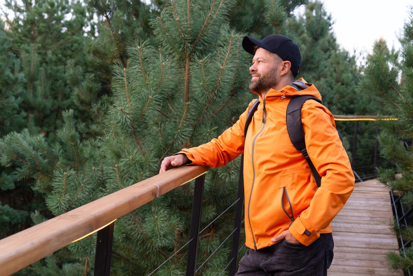 Boravak na zraku svaki dan: Šetnja, vožnja bicikla ili skijanje: važna je dosljednost, ne intenzitet. Kratki izlazak u prirodu resetira mozak bolje nego sat doomscrollinga. U kalendar upišite 15 minuta boravka na otvorenom i tretirajte to kao sastanak koji se ne otkazuje.