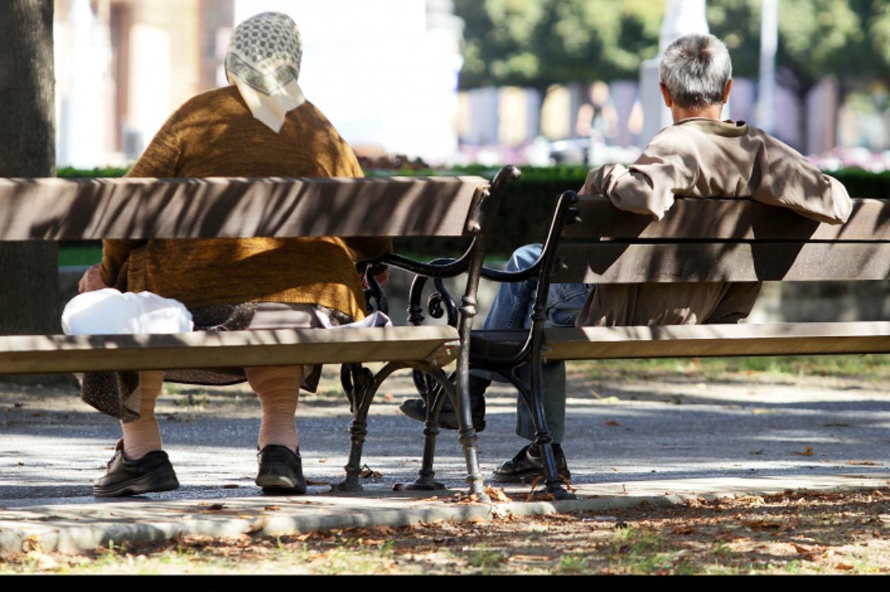 '29.09.2011., Koprivnica - Umirovljenici provode lijepo vrijeme na klupama u parku u sredistu grada te na Zrinskom trgu.  Photo: Marijan Susenj/PIXSELL'