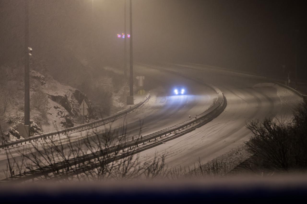 Tjekom večeri u Dalmatinskoj zagori počeo je padati gusti snijeg