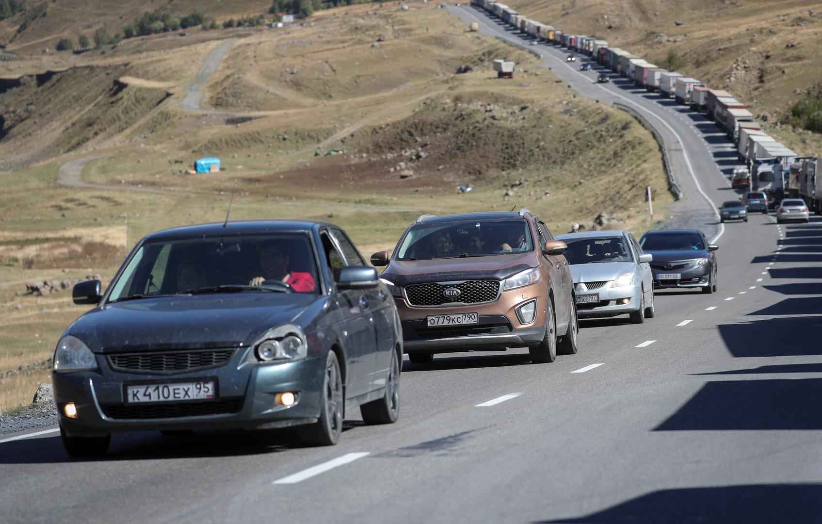 Travellers from Russia drive after crossing the border to Georgia at the at the Zemo Larsi/Verkhny Lars station, Georgia September 26, 2022.  REUTERS/Irakli Gedenidze Photo: IRAKLI GEDENIDZE/REUTERS
