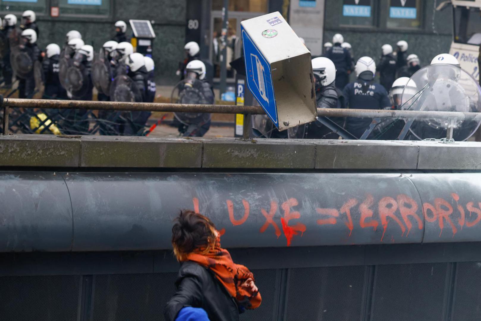 A protester throws a metal box in the direction of riot police, at a national strike by workers and trade union members, who are demanding stronger public services in Brussels, Belgium February 13, 2025. REUTERS/Stephanie Lecocq Photo: STEPHANIE LECOCQ/REUTERS