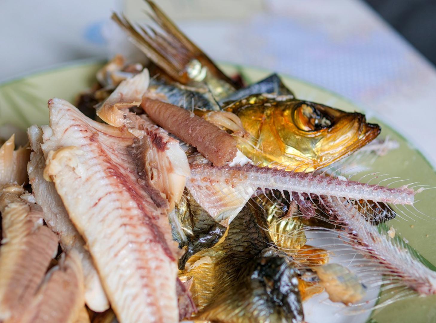 Meso, kosti i riba: Ovi ostaci vrlo brzo počnu neugodno mirisati i lako privlače muhe, štakore, kune i susjedove mačke. U kućnom kompostu razgradnja je spora, pa se problem samo rasteže tjednima. Osim toga, može se povećati rizik od nepoželjnih bakterija i kontaminacije komposta.