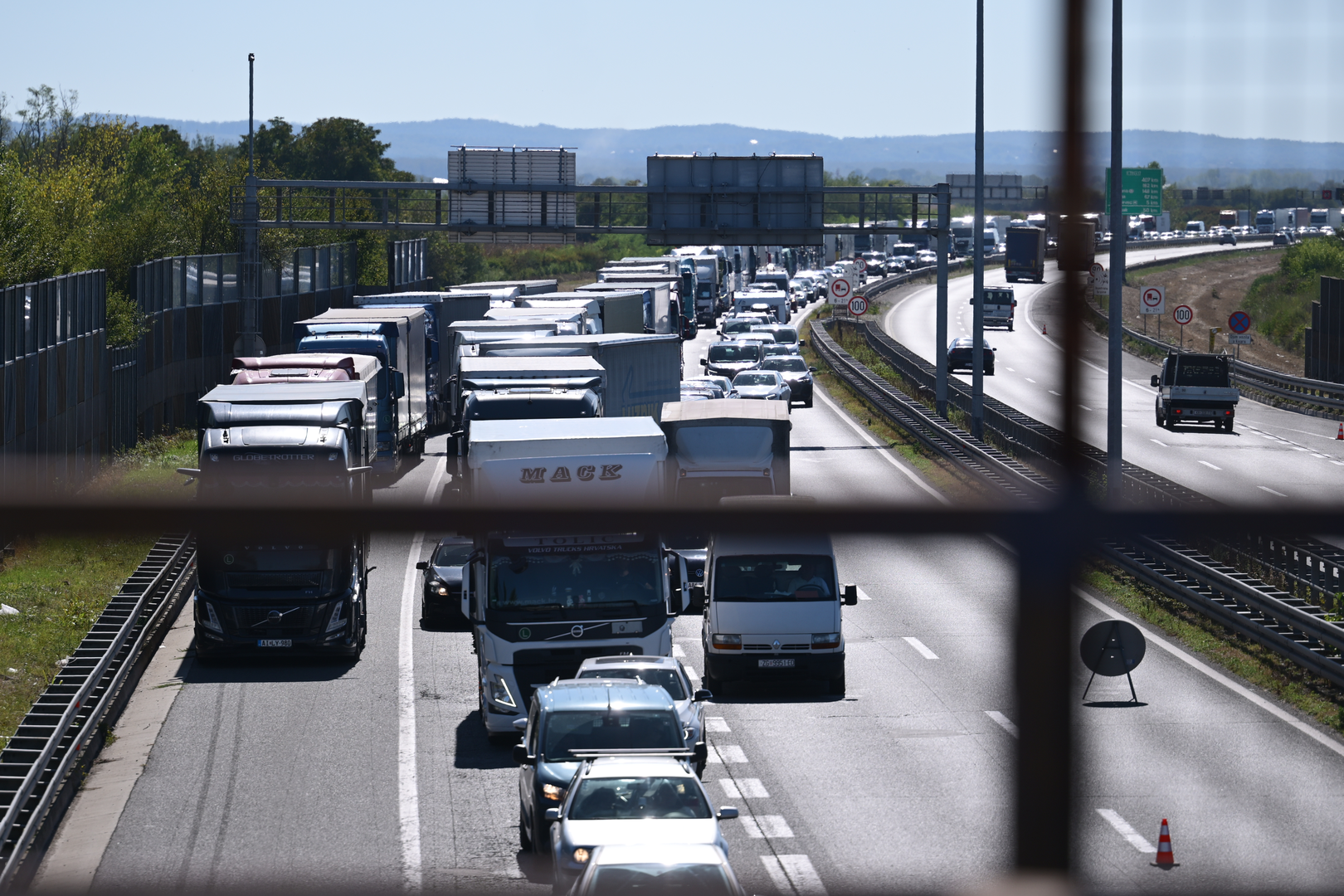 Nesreći je, prema dostupnim informacijama, prethodila vožnja bijelog vozila zaustavnim trakom u suprotnom smjeru. Riječ je o automobilu koji je potom sudjelovao u sudaru. 