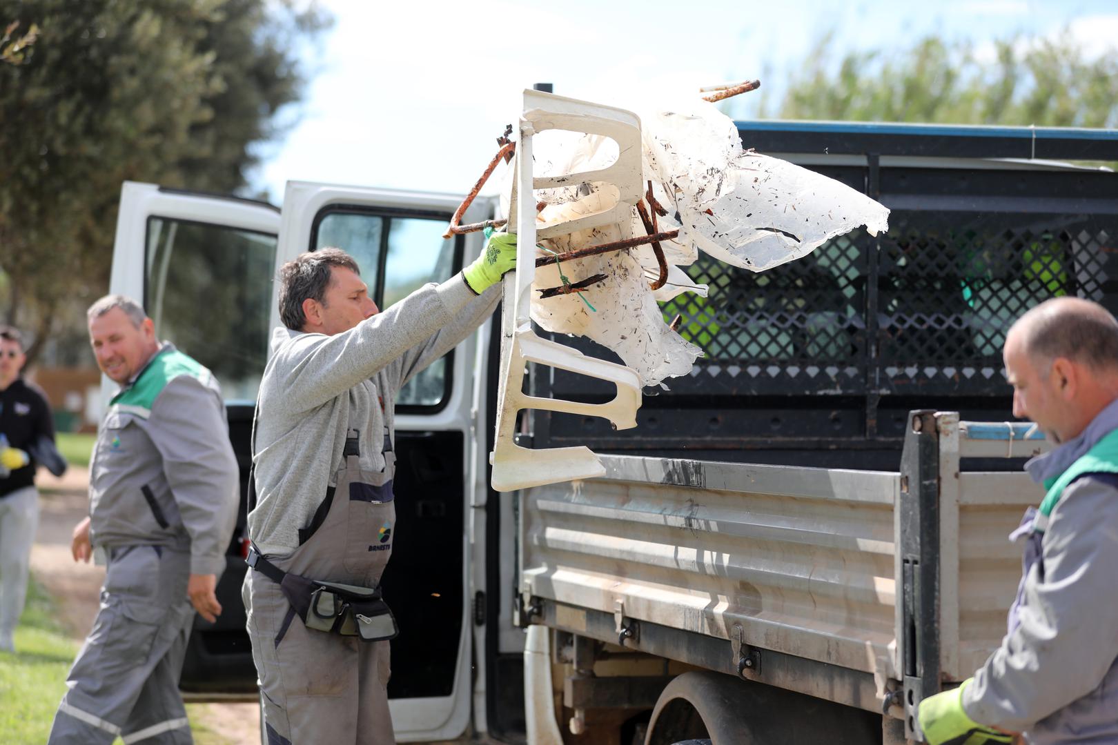 26.04.2025., Liznjan - Liznjansko se priobalje cistilo u sklopu ekoloske akcije Rezolucija Zemlja 2025. Photo: Sasa Miljevic/PIXSELL